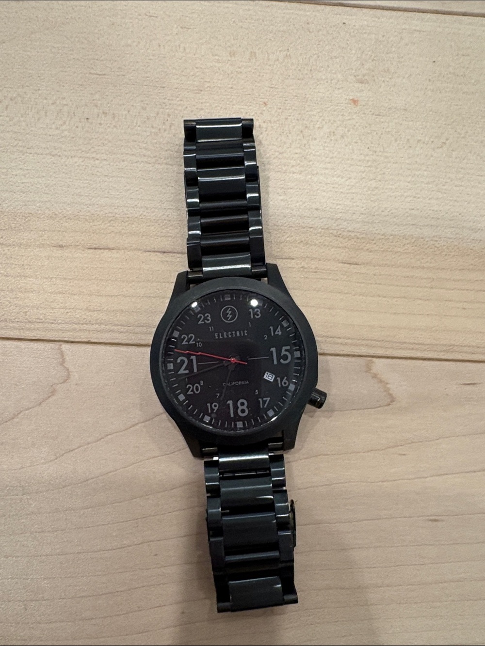 Electric Black Men's Metal Bracelet Watch with Red Second Hand